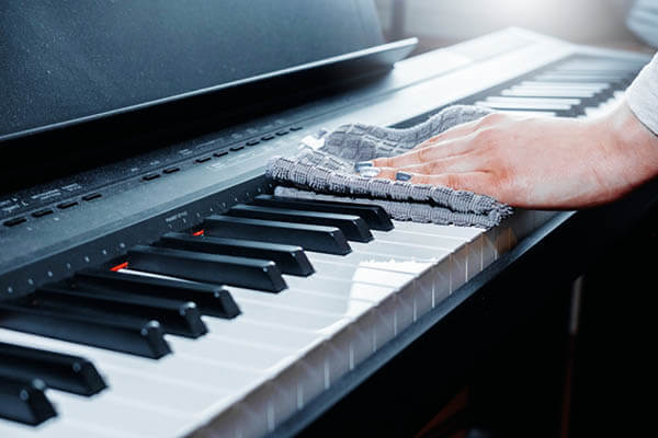 تمیز کردن کلاویه پیانو