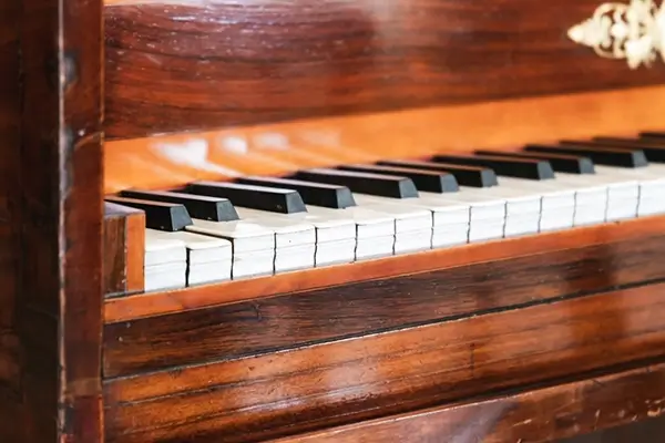 استفاده از پیانو دست دوم برای چه کسانی کاربرد دارد؟